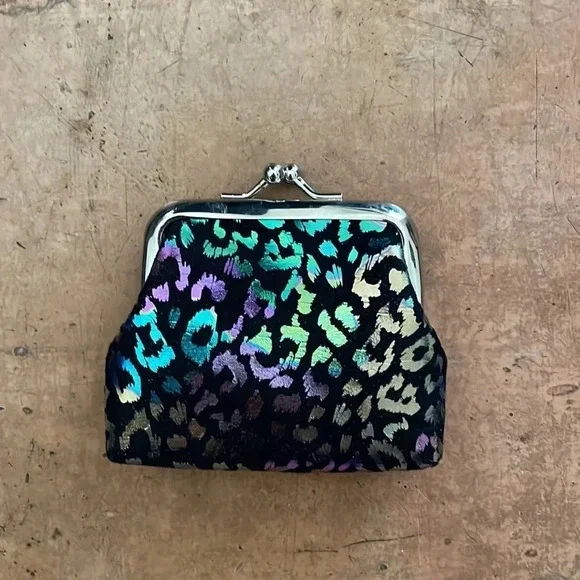 ❤️ NEW 2/$20 or 3/$25 Small Kiss Clutch Holographic Animal Print Leopard Print - Picture 5 of 5